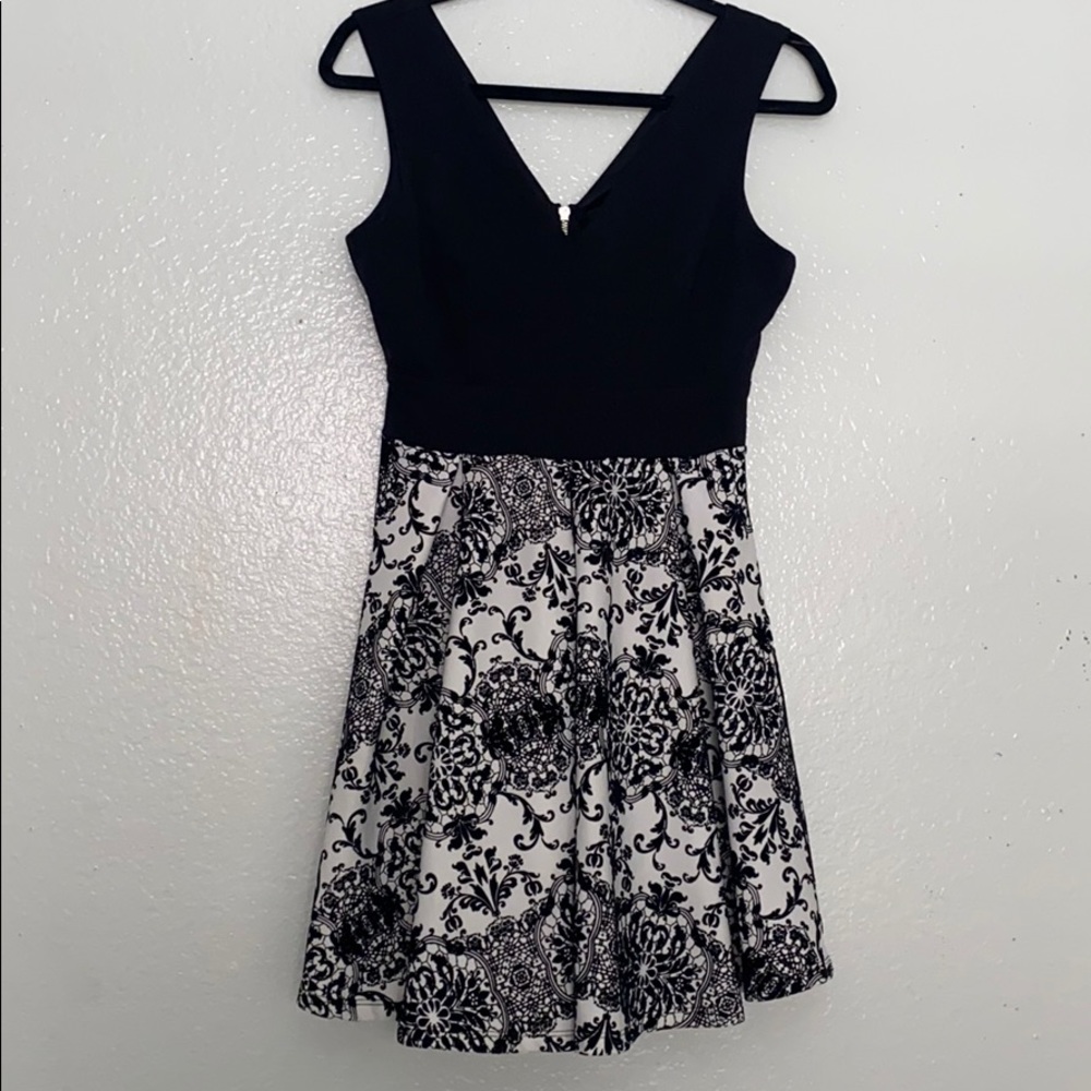 Juniors L Black and White Flowy Dress
